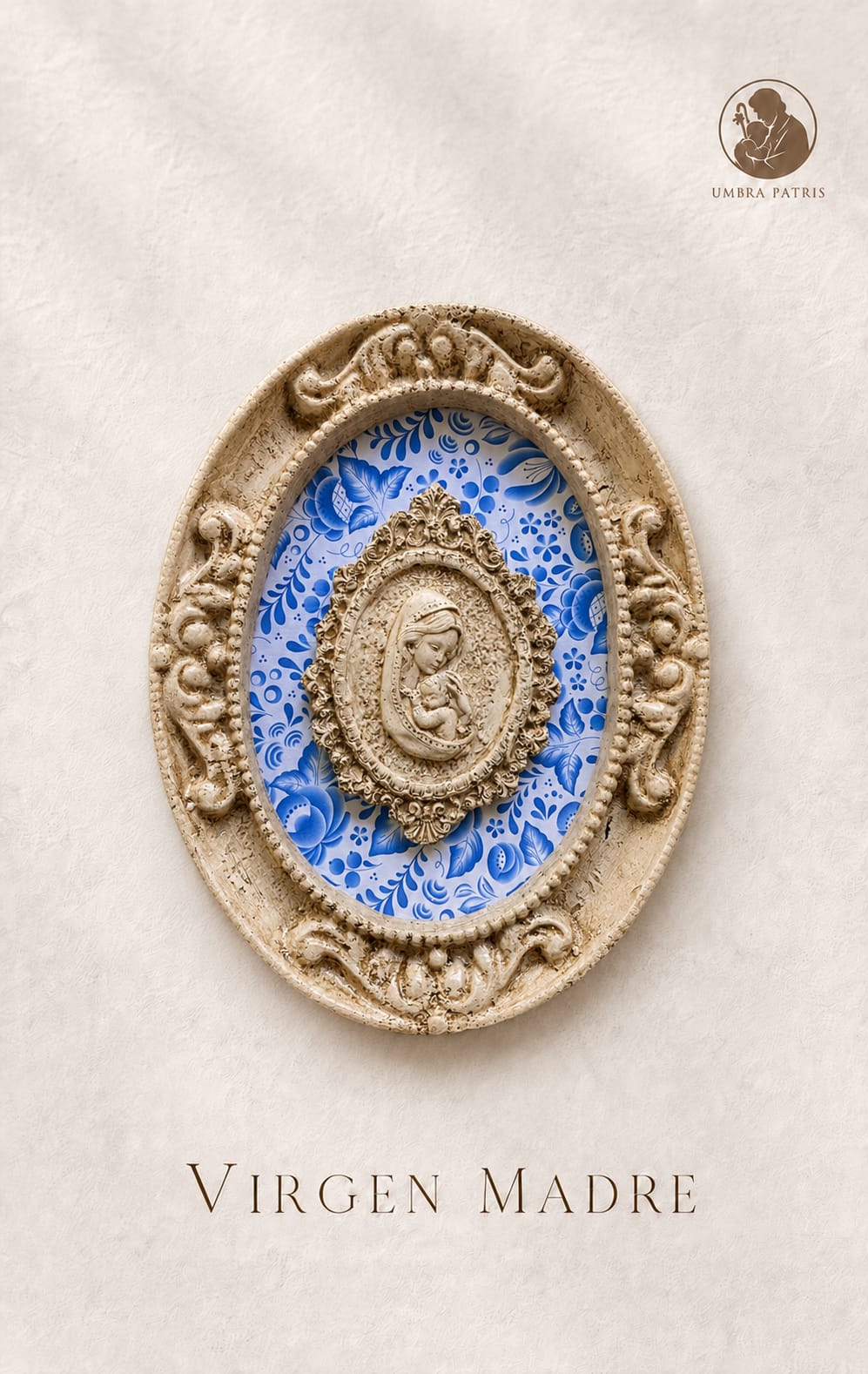 Virgen Madre, medallón ovalado sobre fondo floral azul